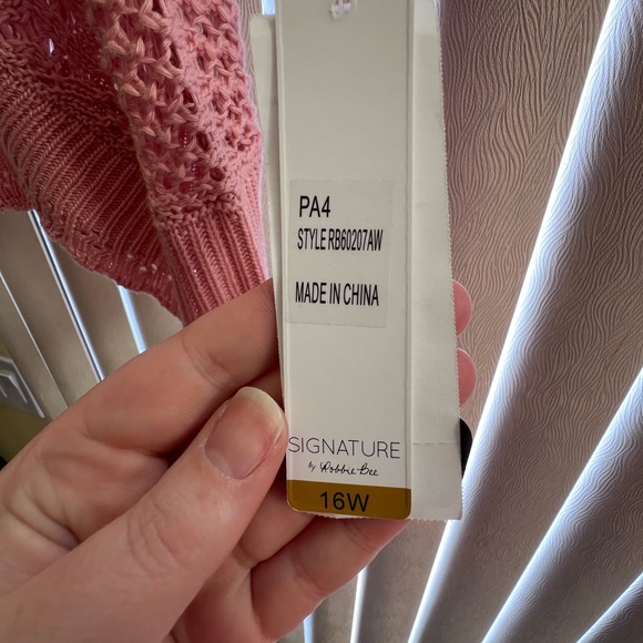 Signature by Robbie Bee Pink Short Sleeved Crotched Shrug Sweater - Picture 2 of 6